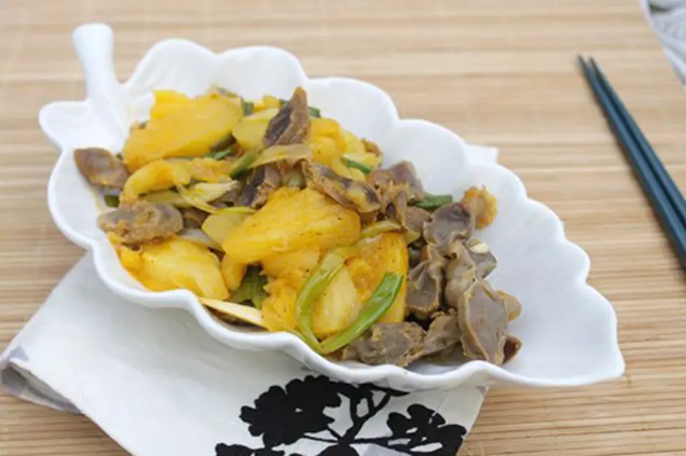 Mề gà xào dứa cho bữa cơm thêm hấp dẫn