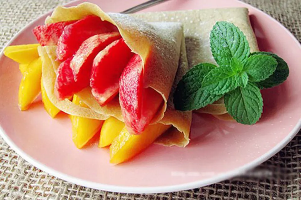 Mê mẩn với crepe cuộn đào