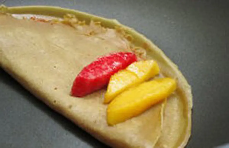 Mê mẩn với crepe cuộn đào