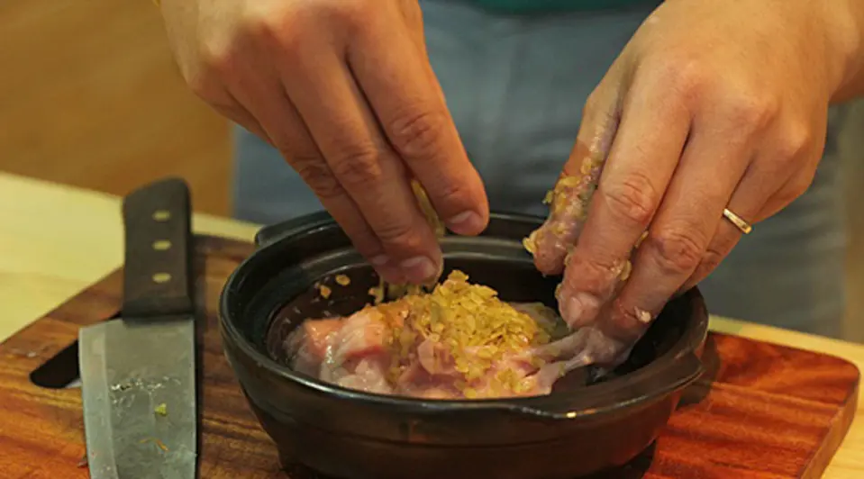 Thịt heo cuốn chả cốm giòn giòn thơm thơm
