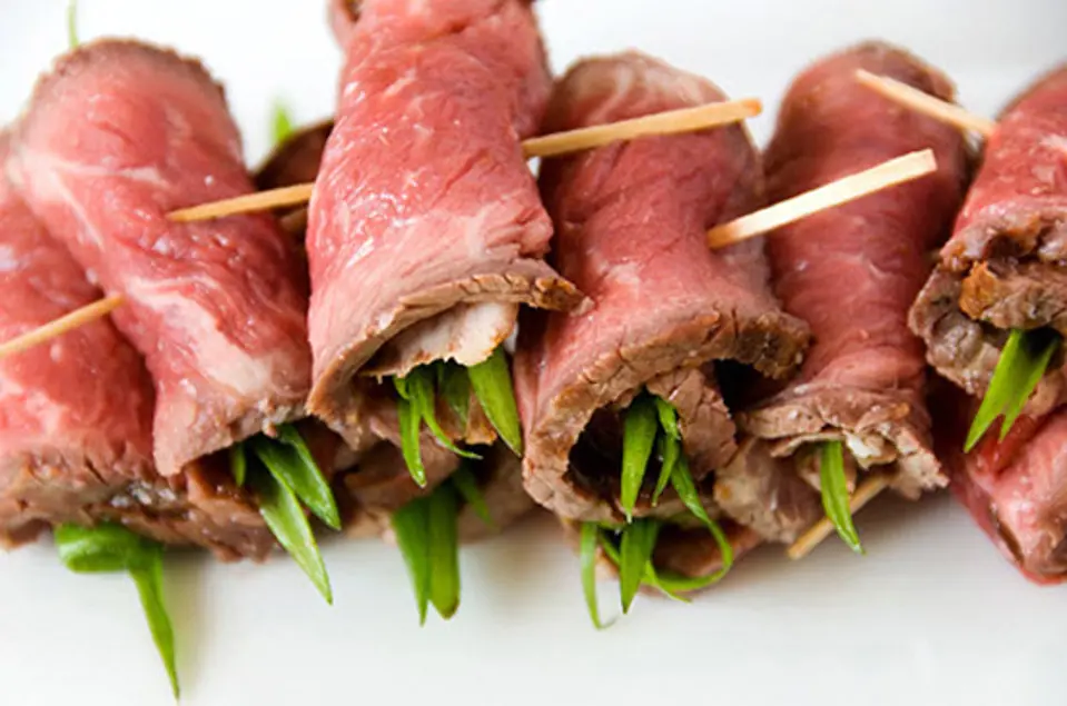 Ứa nước miếng với bò cuộn hành nướng Ứa nước miếng với bò cuộn hành nướng