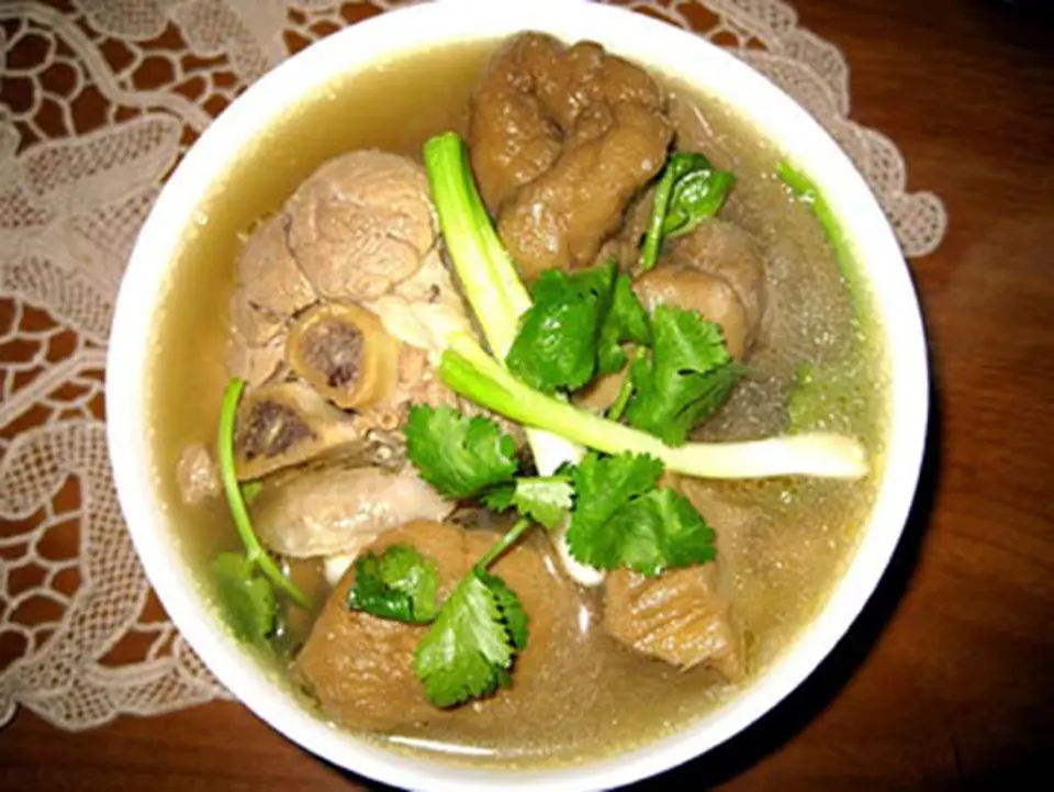 Công thức làm món canh chân giò nấu măng khô
