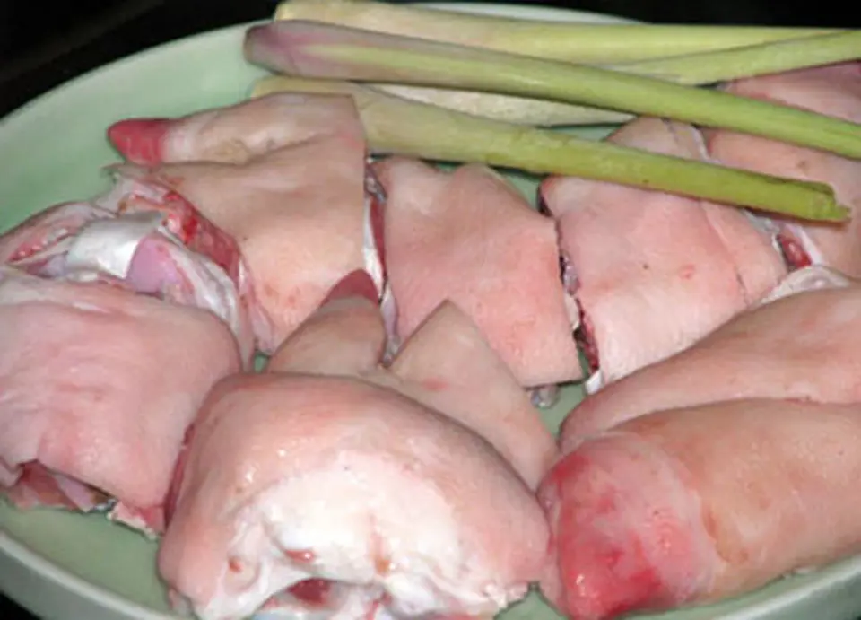 Công thức làm món canh chân giò nấu măng khô