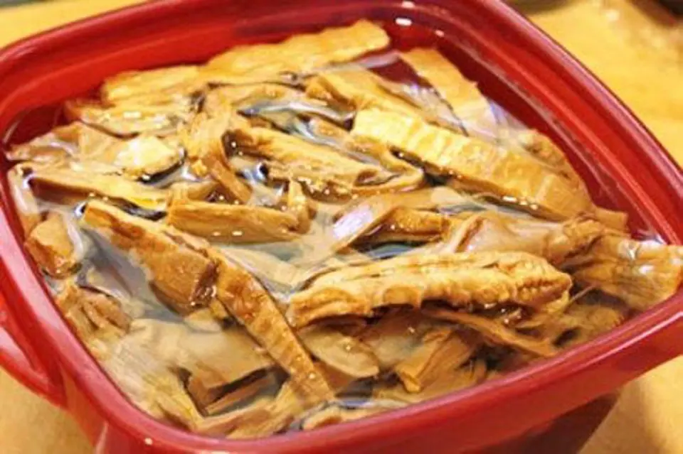 Công thức làm món canh chân giò nấu măng khô