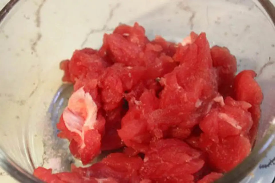 Mẹo xào thịt bò cần tỏi thơm ngon