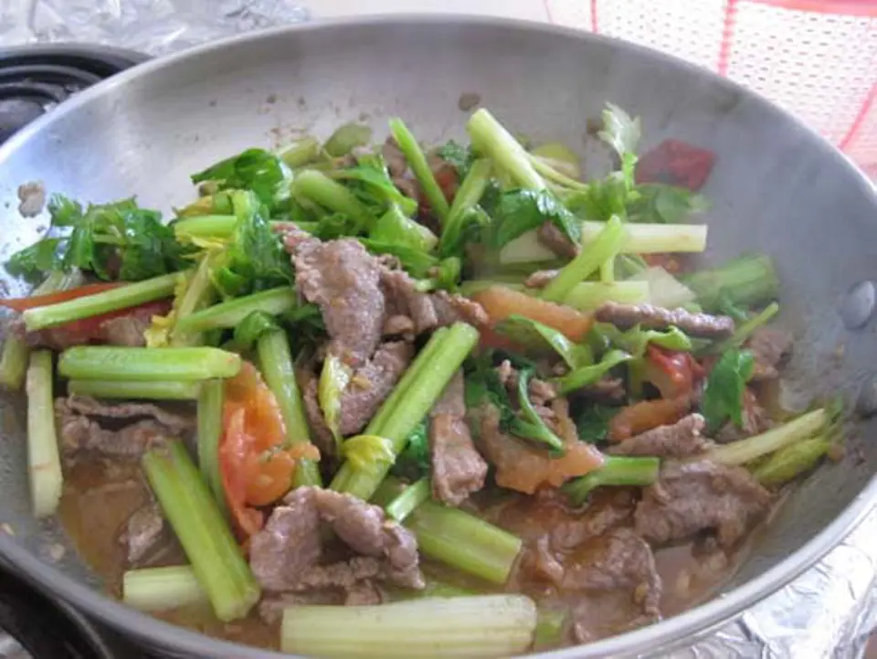 Mẹo xào thịt bò cần tỏi thơm ngon