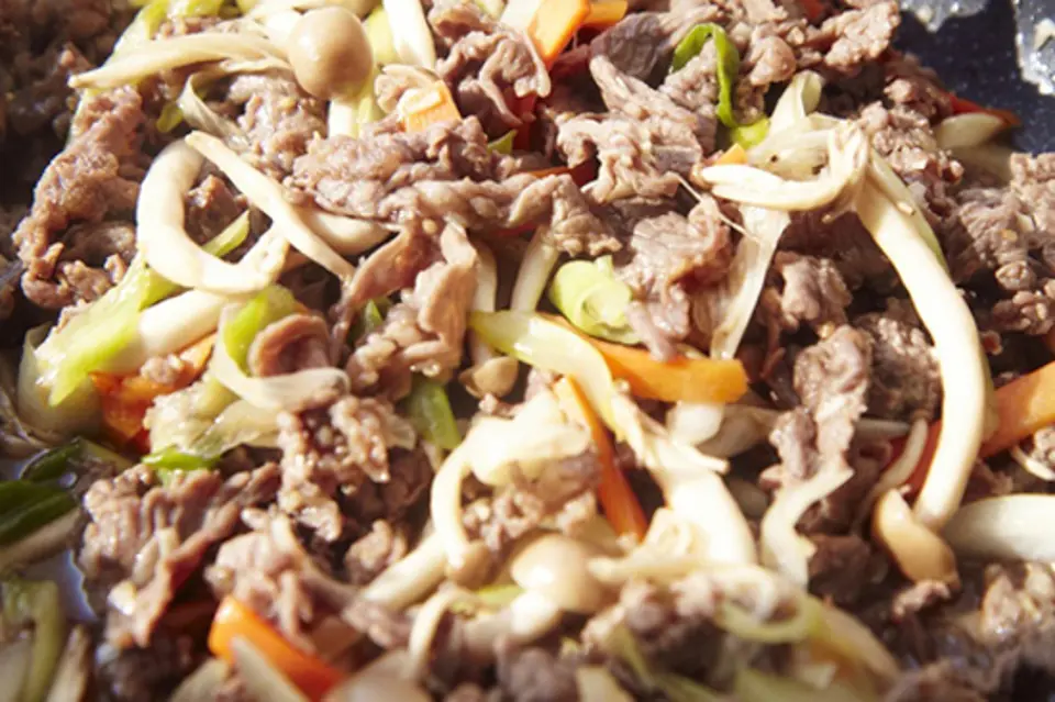 Bò xào sốt nấm chua ngọt