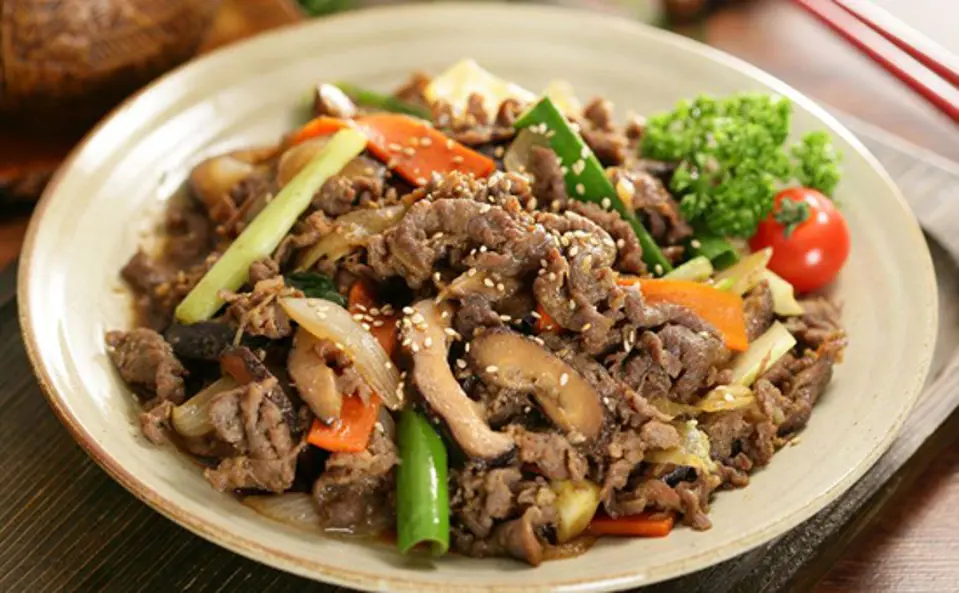Thịt bò xào hành tây cà rốt