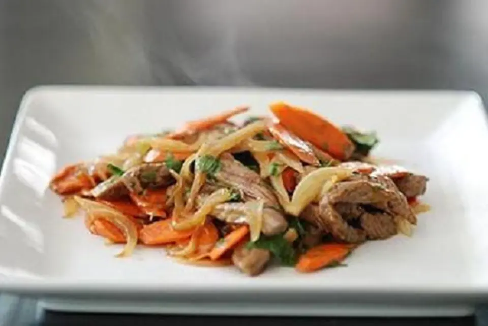 Thịt bò xào hành tây cà rốt