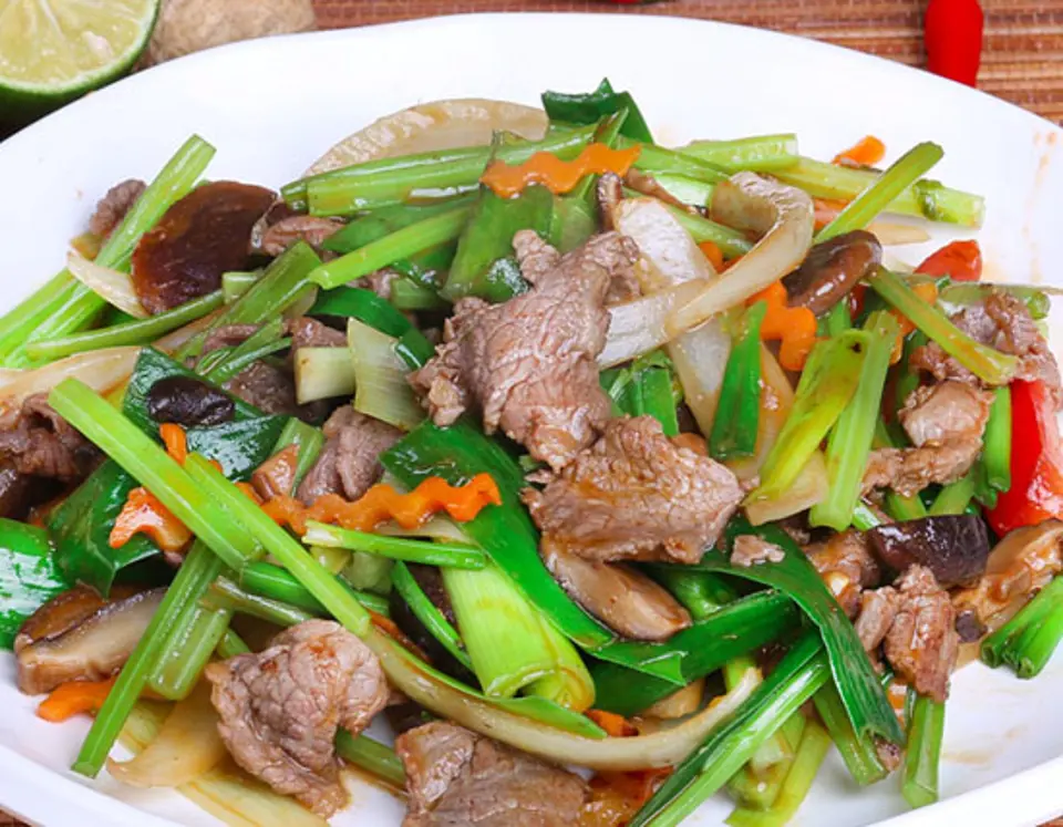 Thịt bò xào hành tây cần tây