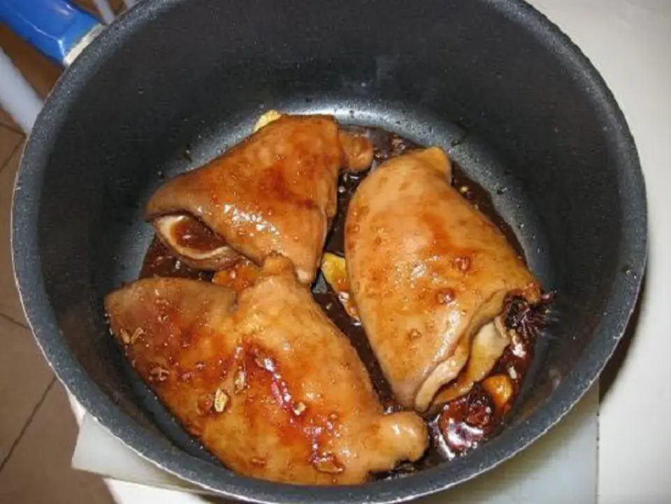 Cách làm món tai heo, dạ dày om nước dừa