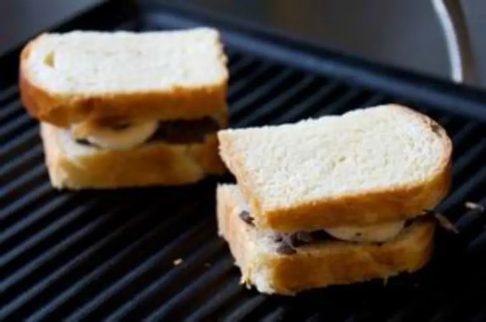 Bánh mì kẹp socola cho bữa sáng ngon tuyệt