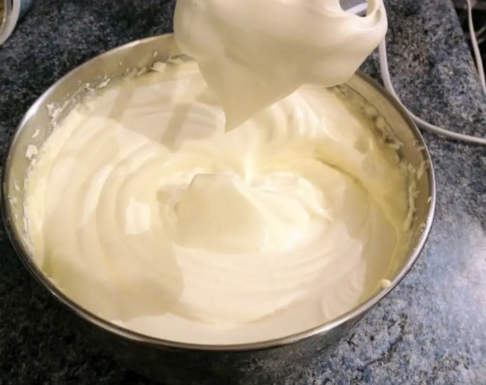 Cách làm bánh Pavlova dâu tây siêu dễ