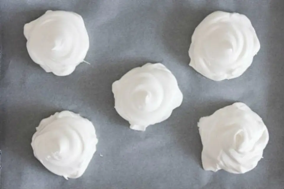 Cách làm bánh Pavlova dâu tây siêu dễ