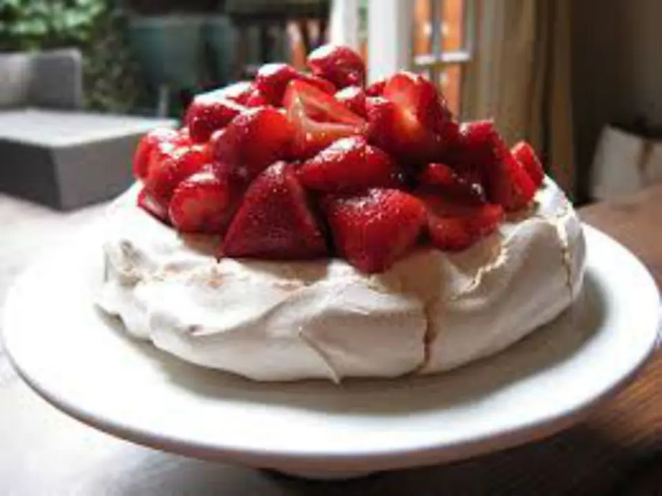 Cách làm bánh Pavlova dâu tây siêu dễ