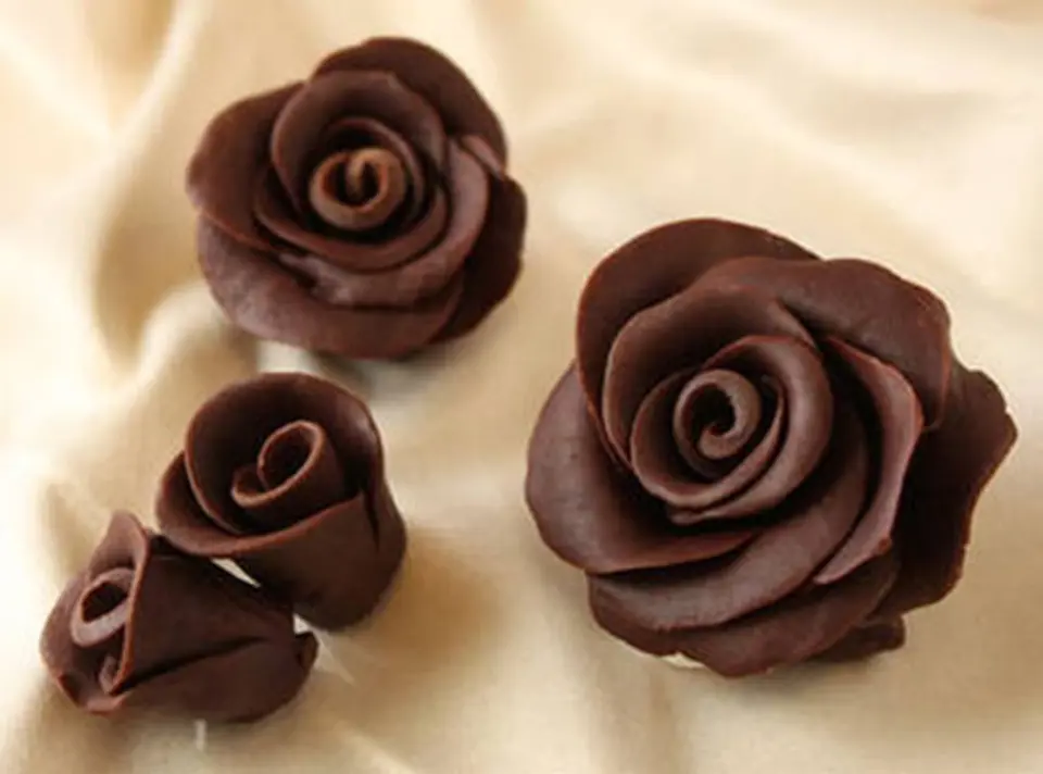 Cách làm bông hồng Chocolate cho ngày Valentine Cách làm bông hồng Chocolate cho ngày Valentine