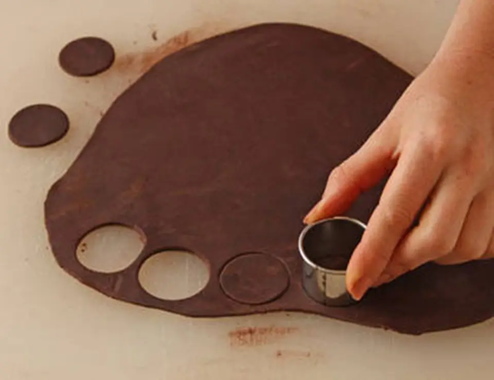 Cách làm bông hồng Chocolate cho ngày Valentine Cách làm bông hồng Chocolate cho ngày Valentine
