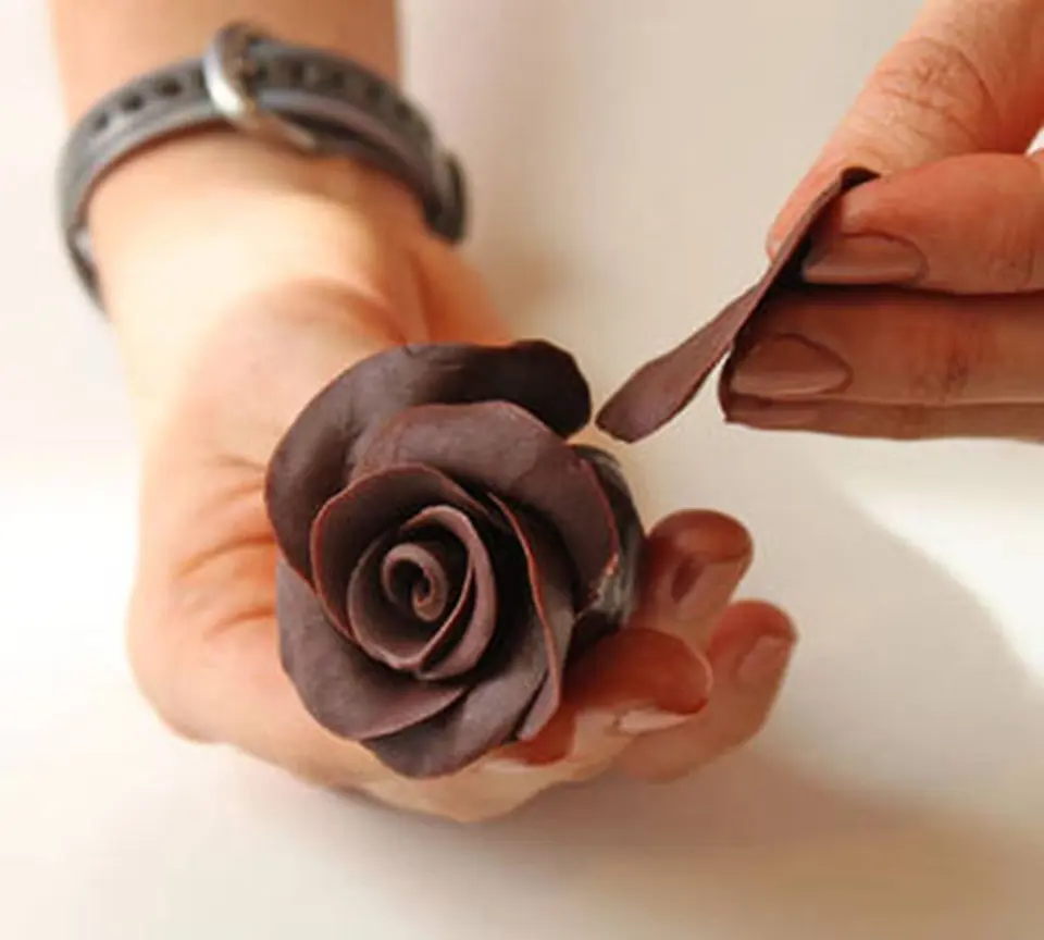 Cách làm bông hồng Chocolate cho ngày Valentine Cách làm bông hồng Chocolate cho ngày Valentine