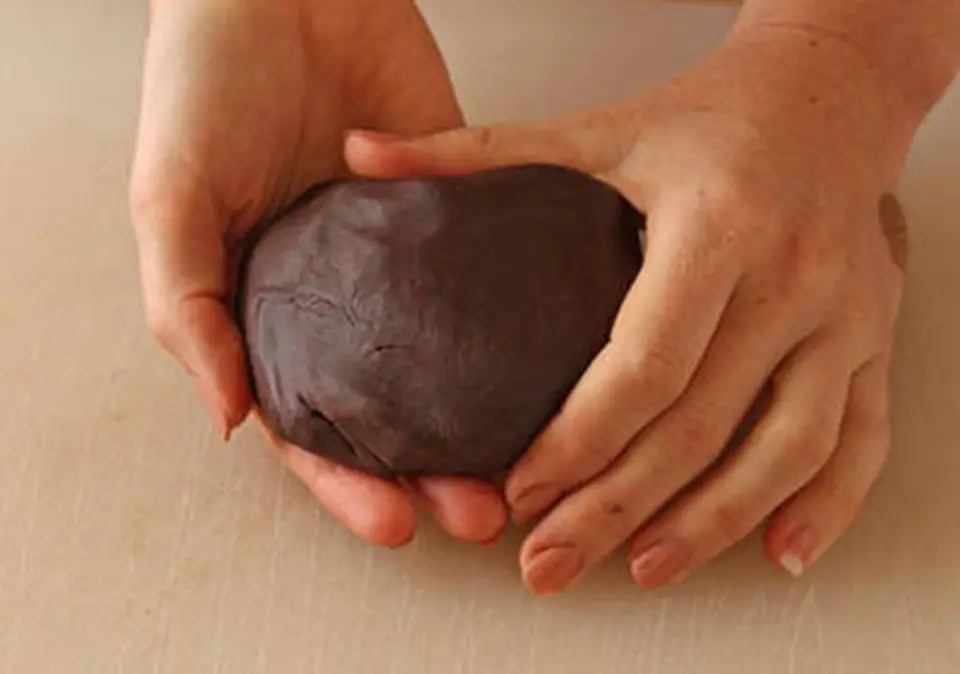 Cách làm bông hồng Chocolate cho ngày Valentine Cách làm bông hồng Chocolate cho ngày Valentine