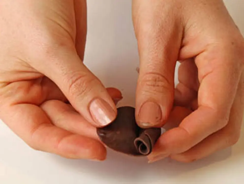 Cách làm bông hồng Chocolate cho ngày Valentine Cách làm bông hồng Chocolate cho ngày Valentine