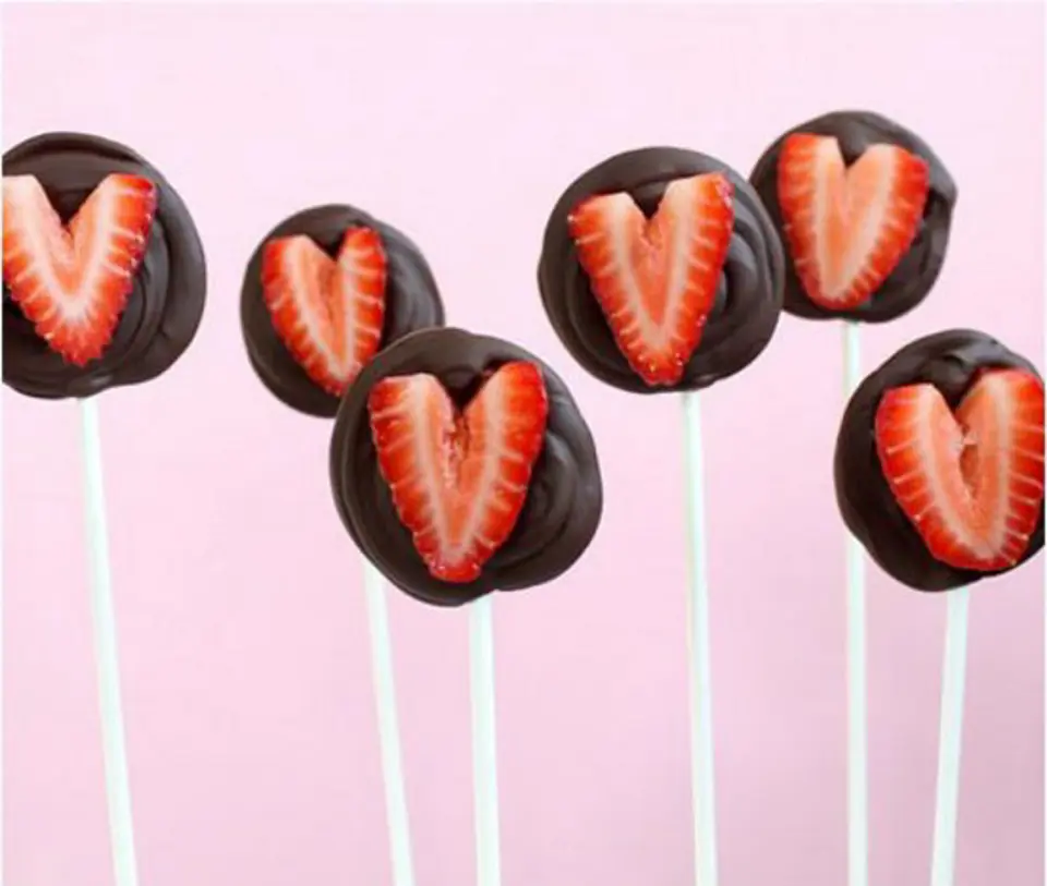 Cách làm món kẹo mút chocolate mix dâu tây trái tim