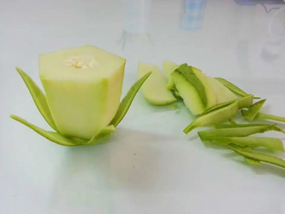 Hướng dẫn cách tỉa hoa súng từ quả đu đủ