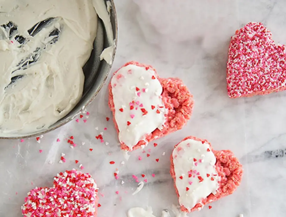 Tạo bánh trái tim từ bỏng gạo ngọt ngào cho ngày Valentine
