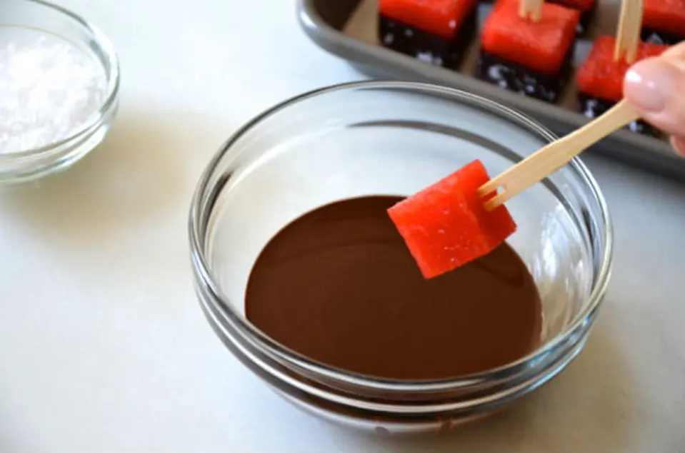 Ngọt mát dưa hấu nhúng socola Ngọt mát dưa hấu nhúng socola