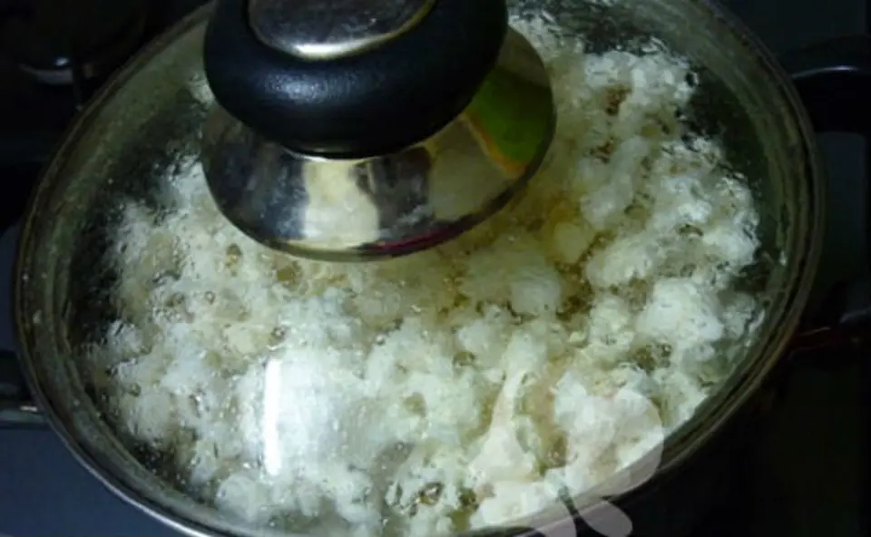 Nổ bắp rang bơ tại nhà đơn giản bằng nồi