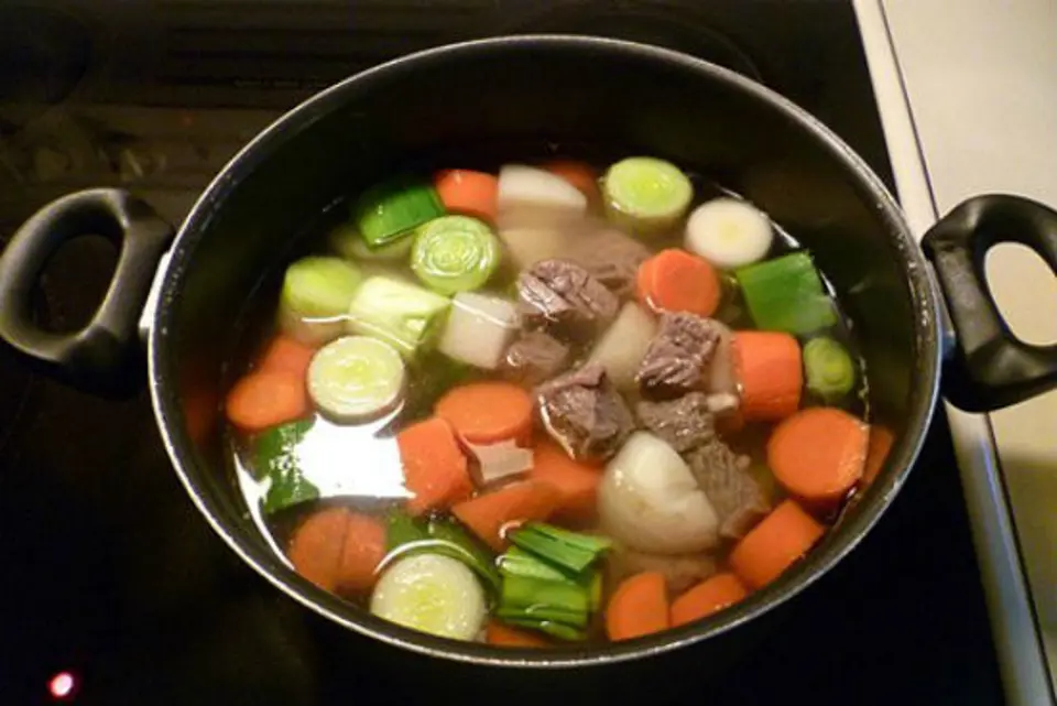 Canh móng giò hầm rau củ cho bà mẹ mới sinh
