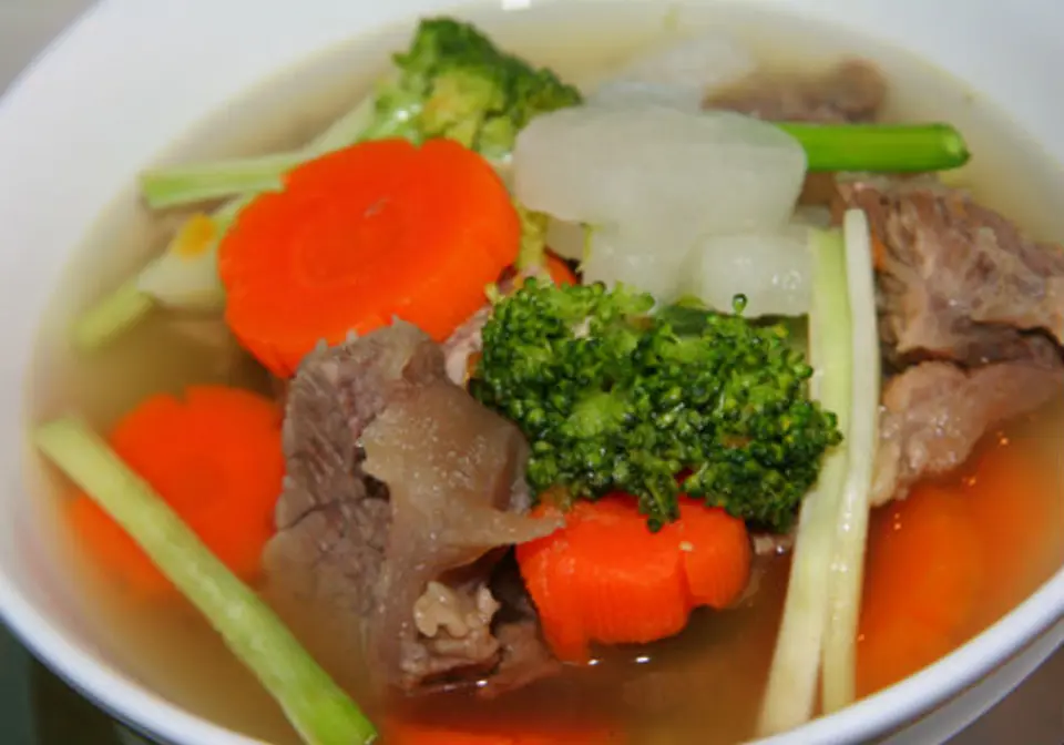 Canh móng giò hầm rau củ cho bà mẹ mới sinh