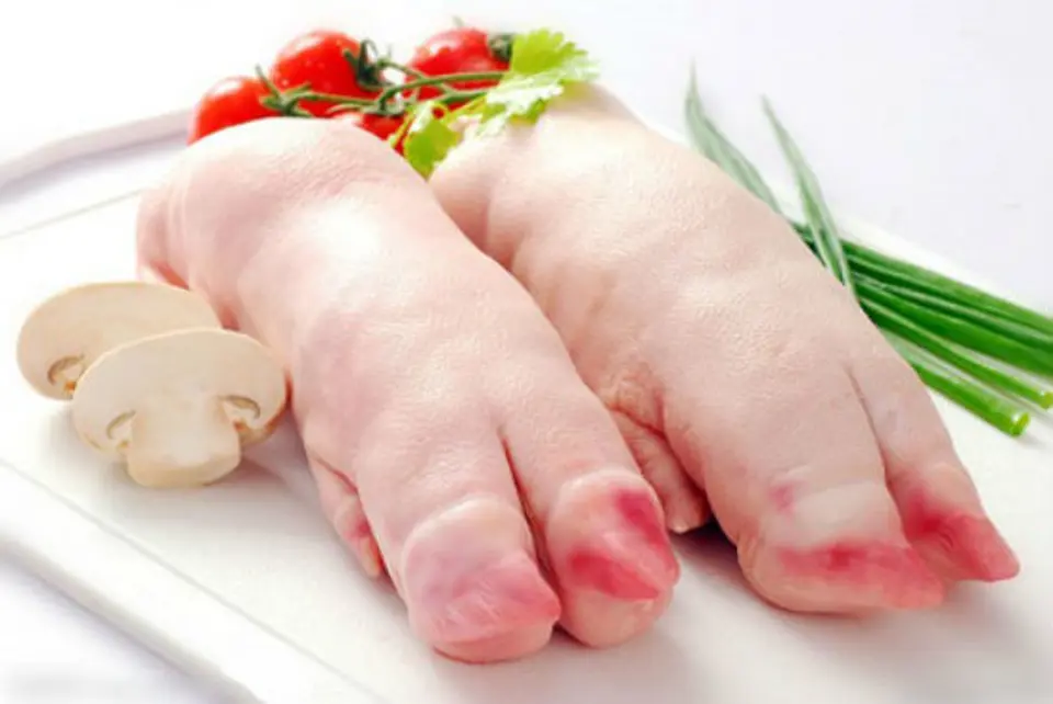 Canh móng giò hầm rau củ cho bà mẹ mới sinh
