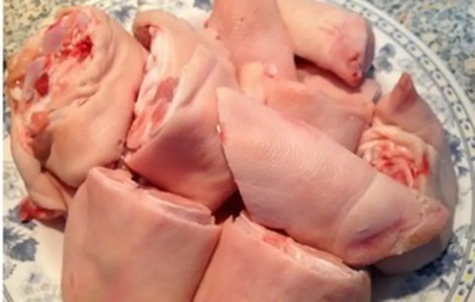 Canh móng giò hầm rau củ cho bà mẹ mới sinh