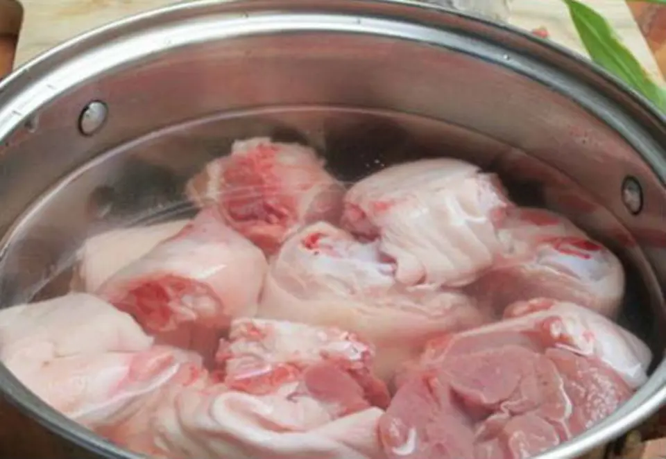 Canh móng giò hầm rau củ cho bà mẹ mới sinh