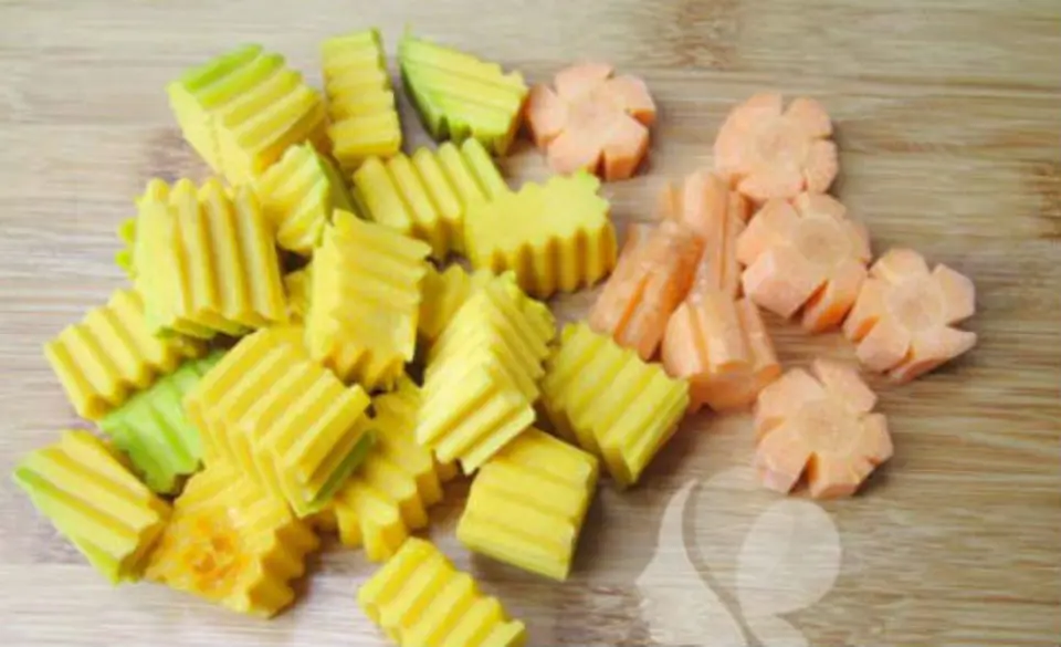 Canh móng giò hầm rau củ cho bà mẹ mới sinh