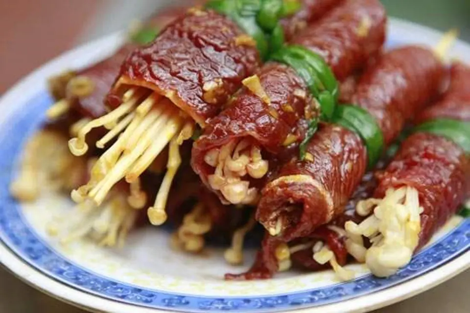 Công thức hướng dẫn làm bò cuộn nấm kim chi nướng ngon như nhà hàng