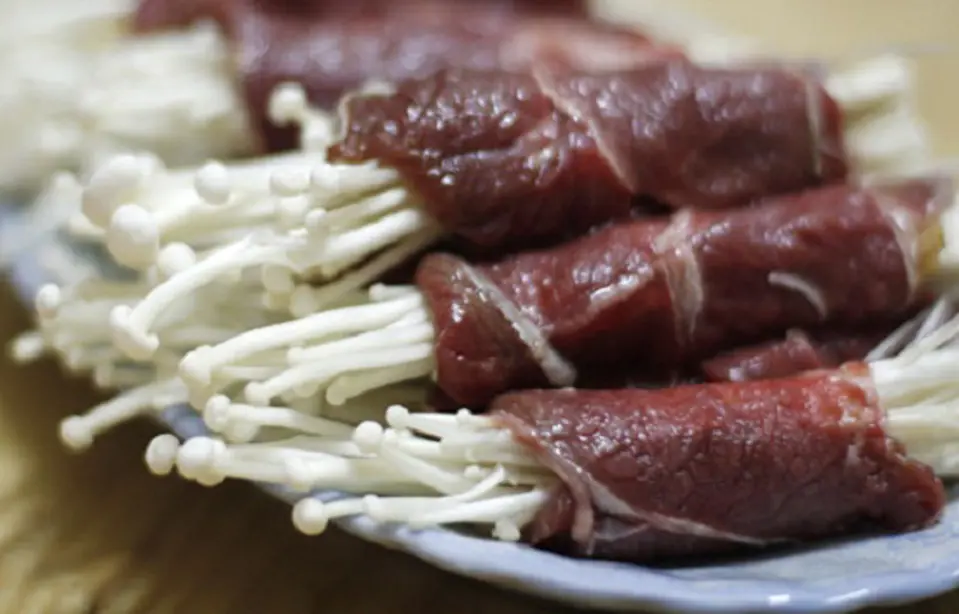 Công thức hướng dẫn làm bò cuộn nấm kim chi nướng ngon như nhà hàng