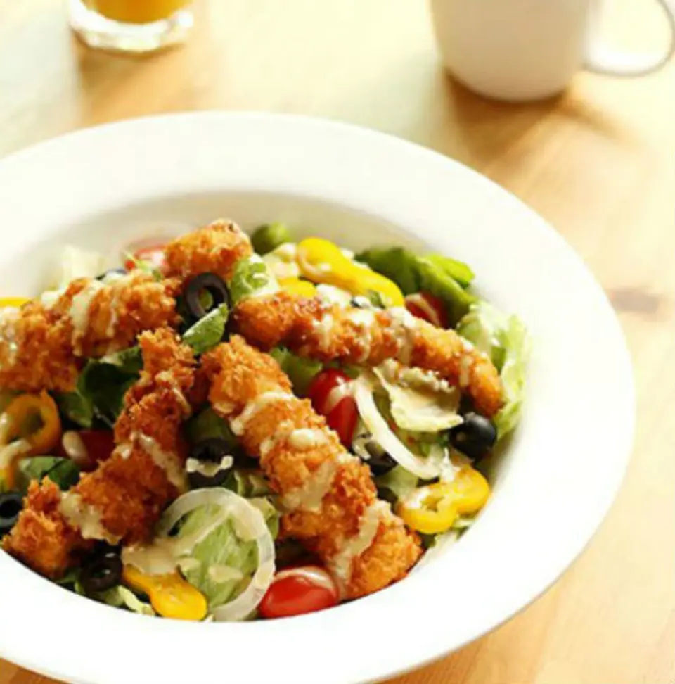Hướng dẫn làm salad gà chiên mới lạ độc đáo