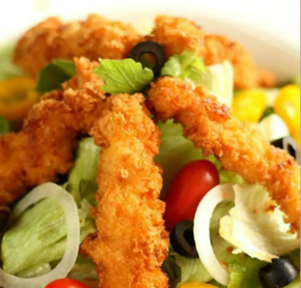 Hướng dẫn làm salad gà chiên mới lạ độc đáo