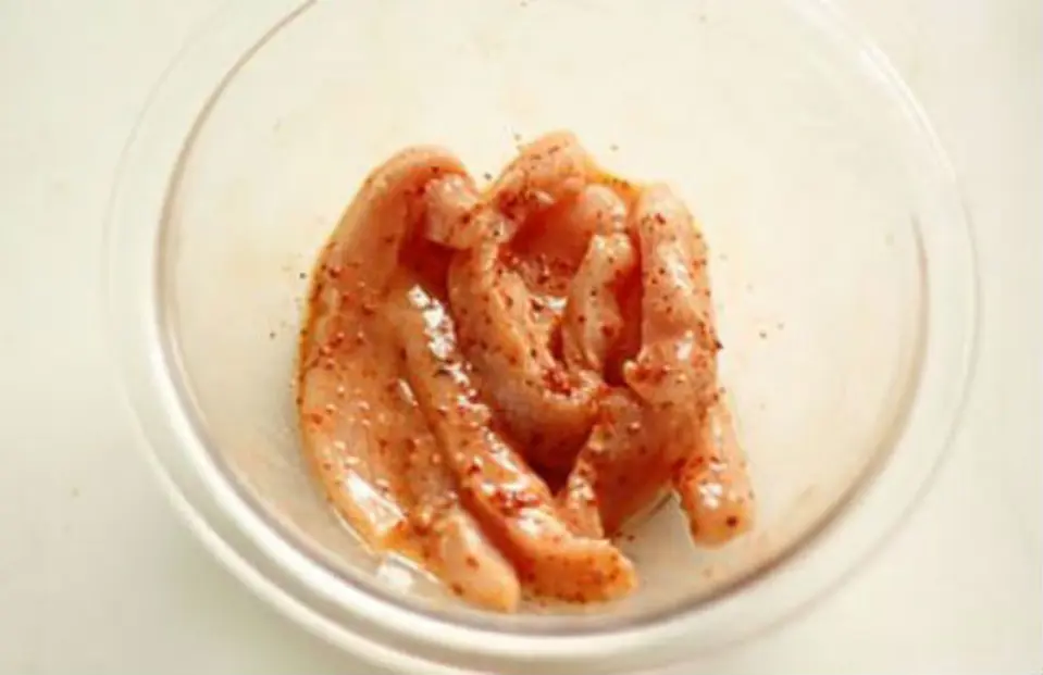 Hướng dẫn làm salad gà chiên mới lạ độc đáo