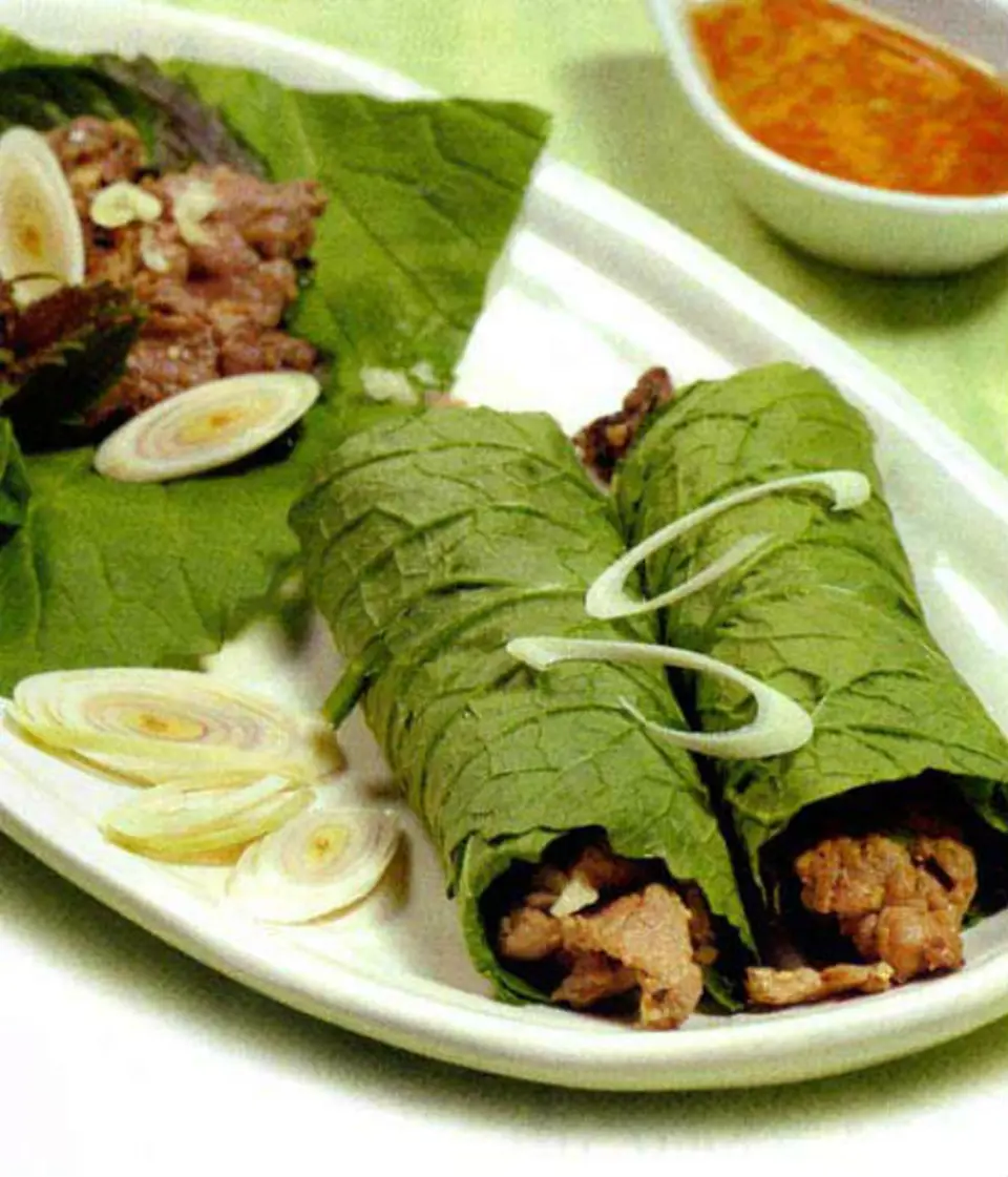 Làm món bò cuốn lá cải ngọt đậm đà