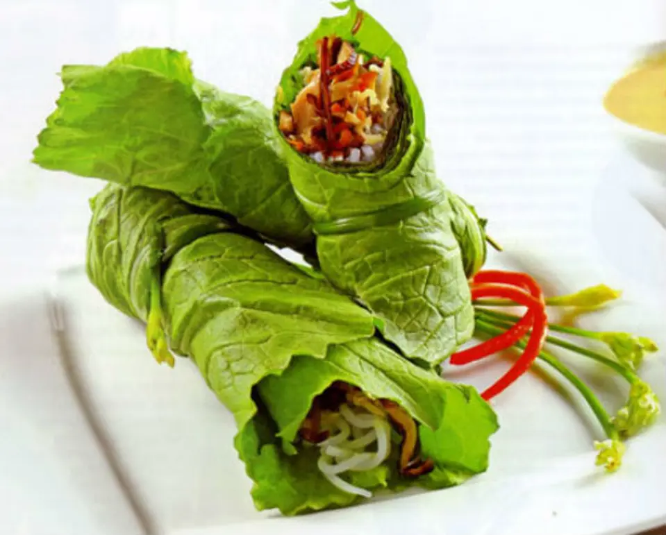 Làm món bò cuốn lá cải ngọt đậm đà