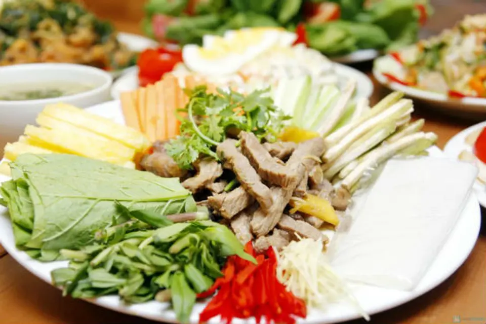 Làm món bò cuốn lá cải ngọt đậm đà