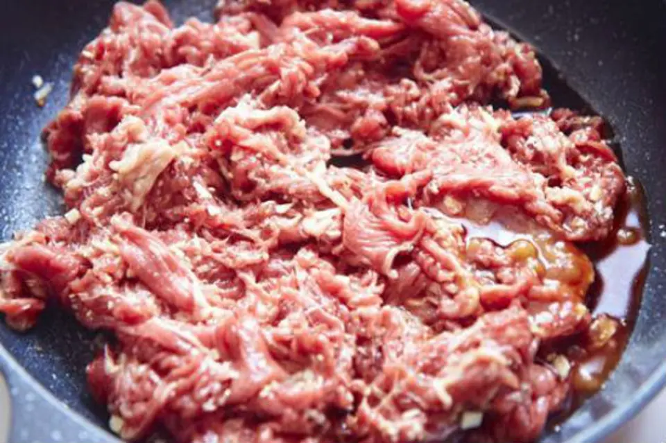 Làm món bò cuốn lá cải ngọt đậm đà