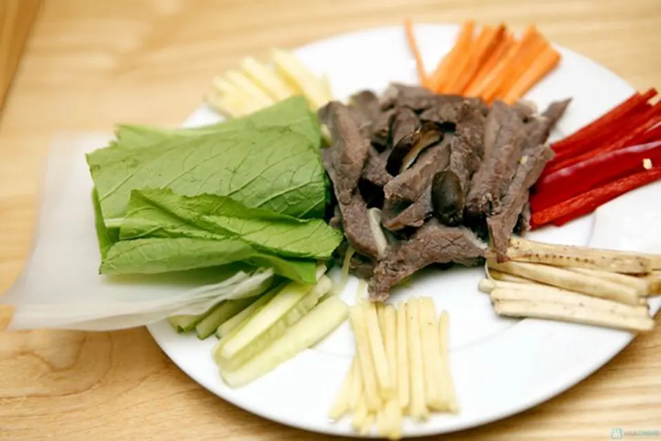 Làm món bò cuốn lá cải ngọt đậm đà