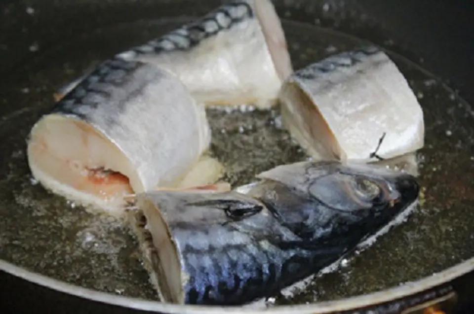 Cách làm cá kho chuối xanh đơn giản