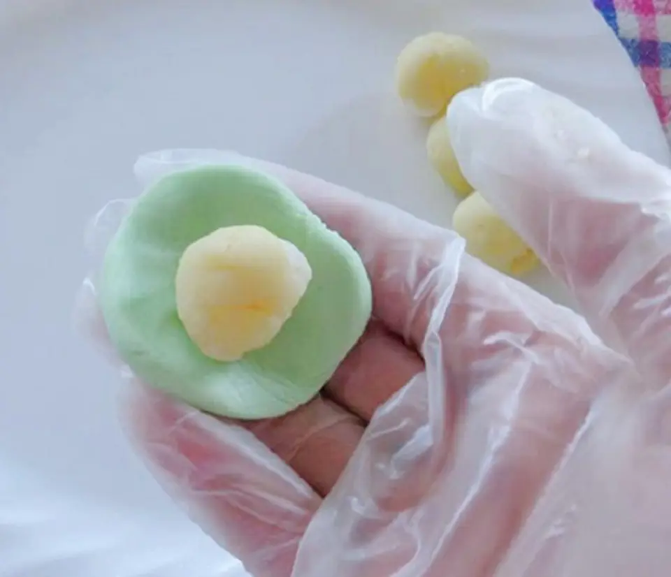 Cách làm chè trôi nước ngũ sắc đơn giản hấp dẫn