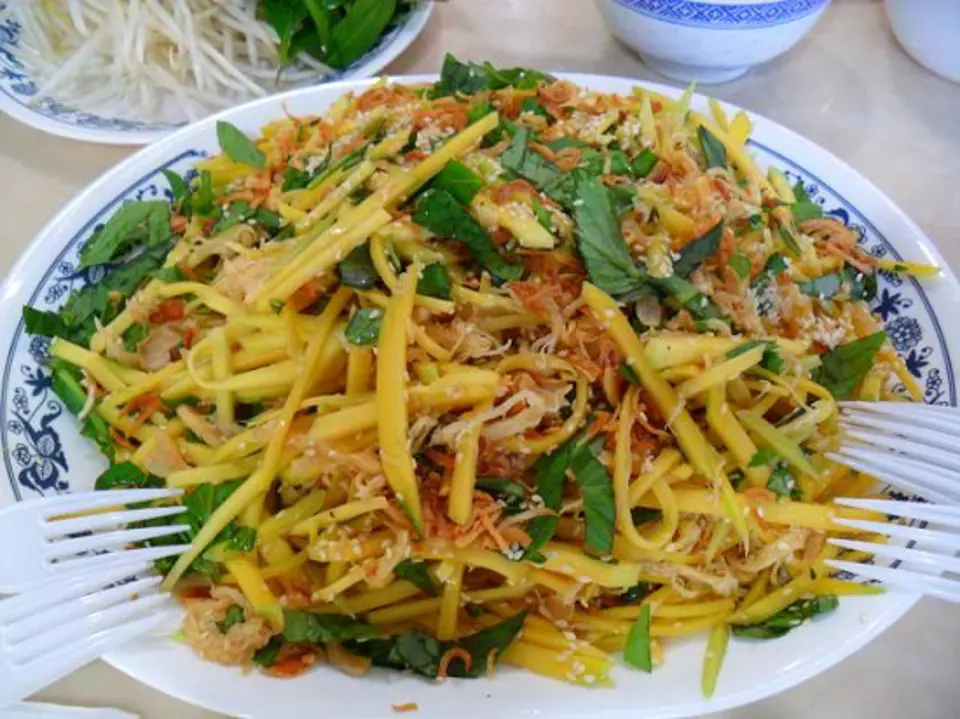 Cách làm gỏi xoài bò khô đơn giản cho gia đình