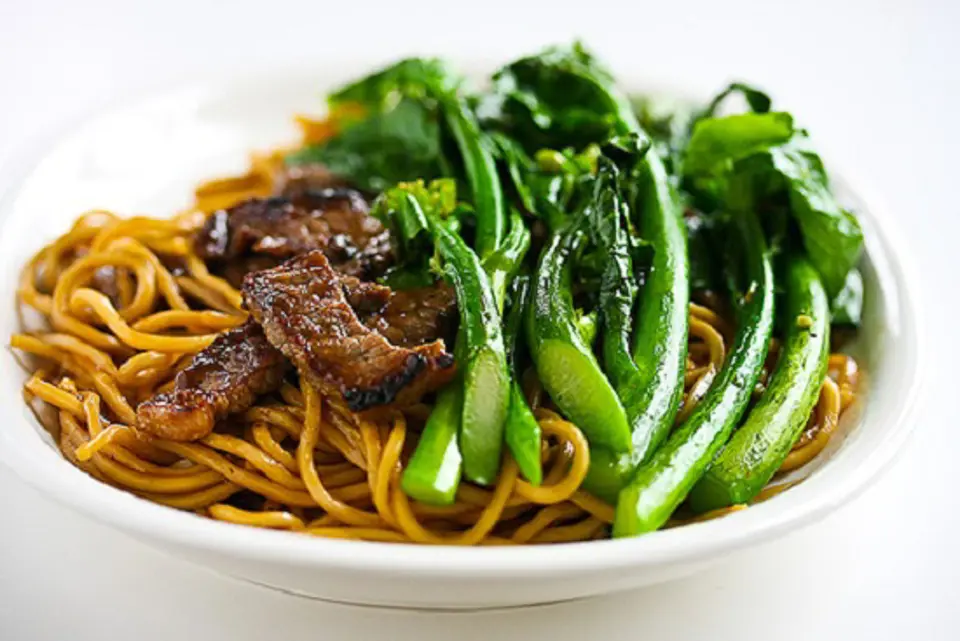 Cách làm mì xào thịt bò rau cải ngon
