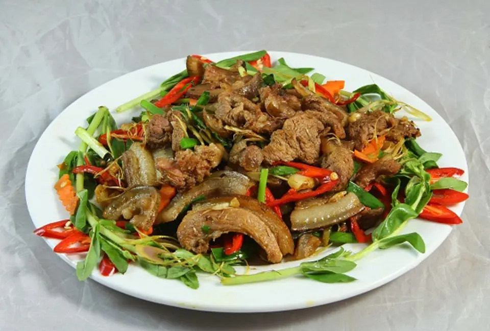 Cách làm món thịt lợn xào xả ớt cực đơn giản